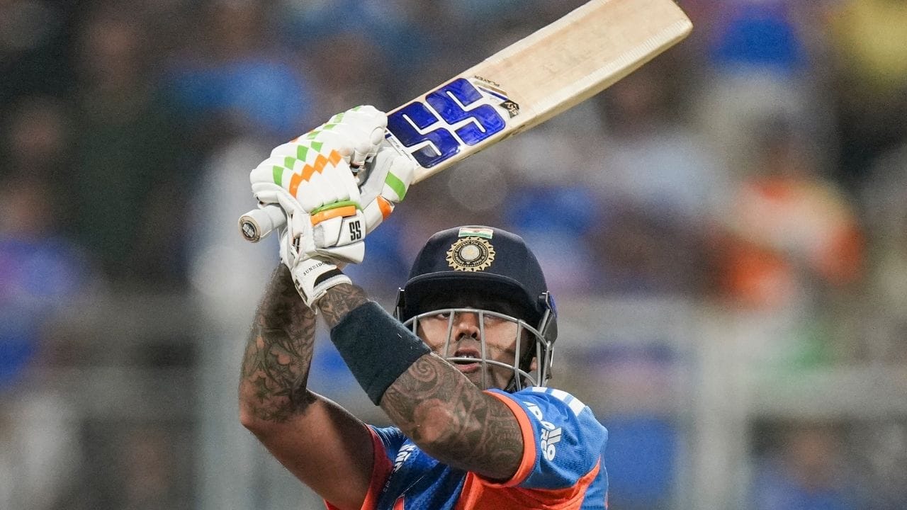 
யுஎஸ்ஏவுக்கு எதிரான போட்டியில் இந்தியா 77 ரன்களுக்கு 6 விக்கெட்டுகளை இழந்து தடுமாறிய நிலையில், சூர்யகுமார் யாதவ் 49 பந்துகளில் 84 ரன்கள் எடுத்து அணியை காப்பாற்றினார்.  அந்த தருணத்தில் தனக்கு மிகுந்த அழுத்தம் இருந்தது.  நான் இறுதி வரை பேட் செய்தால் மாற்றம் செய்ய முடியும் என்ற நம்பிக்கை இருந்தது என்றார். 
