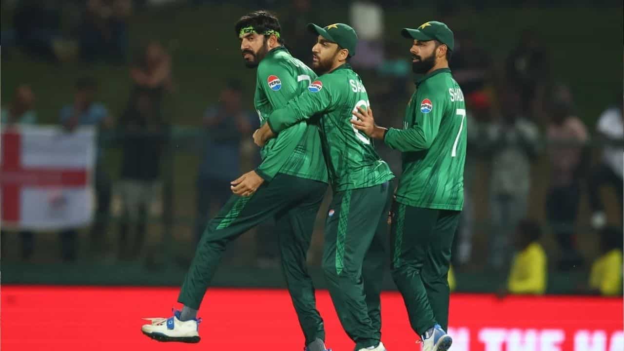 T20 World Cup: இங்கிலாந்திடம் அதிர்ச்சித் தோல்வி.. பாகிஸ்தான் அரையிறுதிக்கு முன்னேறுமா? இதோ முழு விவரம்! T20 World Cup: இங்கிலாந்திடம் அதிர்ச்சித் தோல்வி.. பாகிஸ்தான் அரையிறுதிக்கு முன்னேறுமா? இதோ முழு விவரம்!