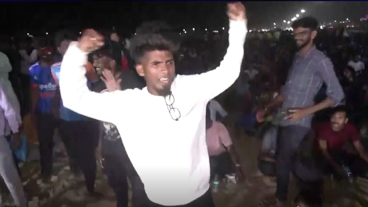 சென்னை மெரினாவில் இந்தியா - பாகிஸ்தான் போட்டி ஒளிபரப்பு - ரசிகர்கள் உற்சாகம் சென்னை மெரினாவில் இந்தியா - பாகிஸ்தான் போட்டி ஒளிபரப்பு - ரசிகர்கள் உற்சாகம்