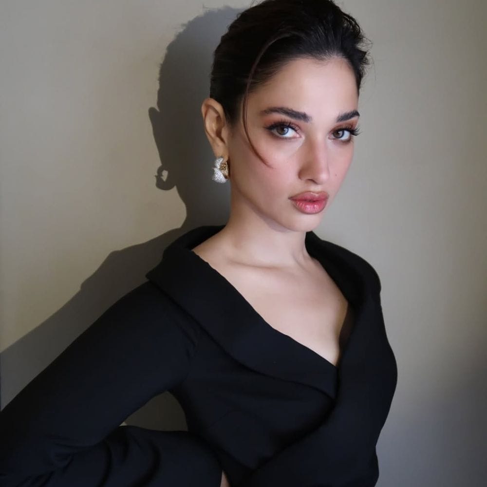 அந்த விதத்தில் தமன்னா, வெறும் நடிகையாக மட்டுமில்லாமல், நகைக்கடை பிஸினஸிலும் இறங்கியுள்ளார். சமீபத்தில் இவர் சொந்தமாக நகைக்கடை ஒன்றை ஆரம்பித்திருந்தார் என்பது அனைவருக்கும் தெரிந்ததே. இதில் சமந்தா, பூஜா ஹெக்டே என பல்வேறு நடிகர்கள் நடிகைகள் சிறப்பு விருந்தினராக கலந்துகொண்டிருந்தனர் என்பது குறிப்பிடத்தக்கது.