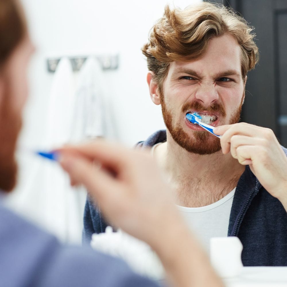 அடிக்கடி பல் துலக்குபவர்களின் இதயம் பொதுவாக ஆரோக்கியமாக இருக்கும்.ஒரு நாளைக்கு குறைந்தது மூன்று முறையாவது பல் துலக்குவதும், தொடர்ந்து பல் துலக்குவதும் இதய நோய் அபாயத்தைக் குறைப்பதாக ஆய்வில் கூறப்பட்டுள்ளது.