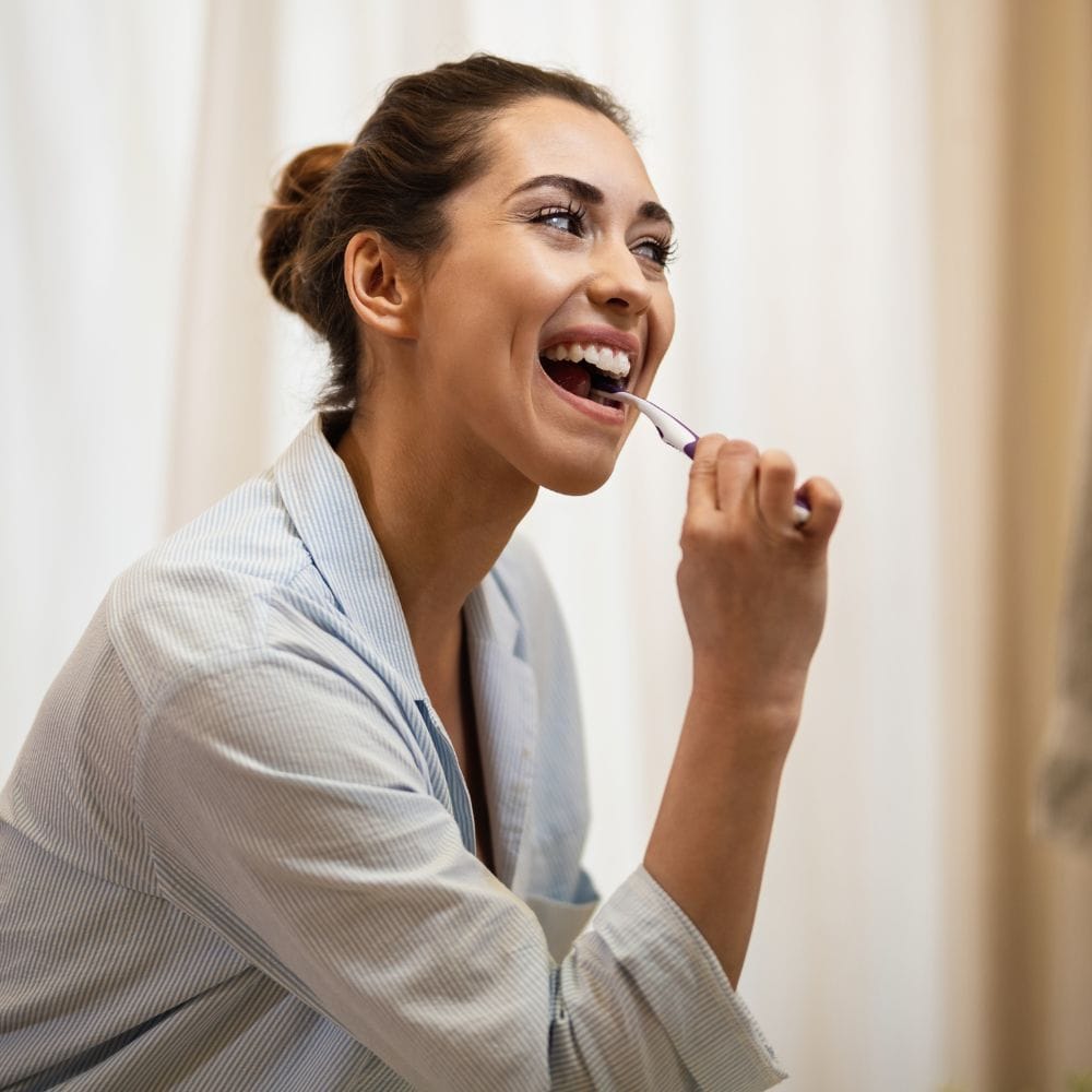 தூங்க செல்வதற்கு முன் பல் துலக்காவிட்டால், இதய நோய் ஏற்படும் அபாயம் அதிகமாக இருக்கலாம். எனவே, சரியான நேரத்தில் துலக்குவது மிக முக்கியம். 2023 ஆம் ஆண்டு நடத்தப்பட்ட ஒரு ஆய்வின்படி, மோசமான வாய்வழி சுகாதாரம் இதய நோய் மற்றும் இதய செயலிழப்பு அபாயத்தை ஏற்படுத்தும் என்று கூறப்படுகிறது.