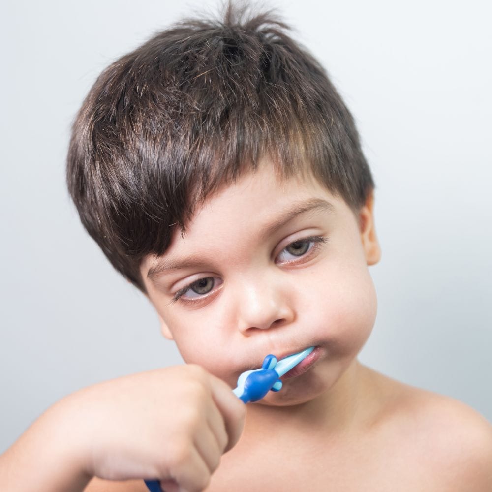 பல் துலக்குதல் என்பது ஒரு சிறிய அன்றாட பழக்கமாக தோன்றலாம். ஆனால், அதை புறக்கணிப்பது பற்களில் துவாரங்களை ஏற்படுத்துவது மட்டுமின்றி, உடலில் சில பிரச்சனையையும் ஏற்படுத்தலாம். அதாவது இரவில் பல் துலக்காமல் இருப்பது இதய ஆரோக்கியத்தையும் எதிர்மறையாக பாதிக்கும் என்று கூறப்படுகிறது.