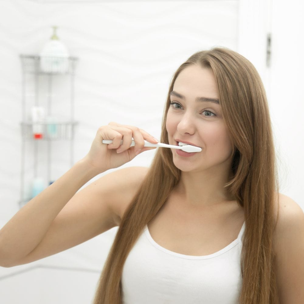 இரவில் பல் துலக்குவதைத் தவிர்க்கும்போது, ​​வாயில் பிளேக் மற்றும் பாக்டீரியாக்கள் சேரத் தொடங்குகின்றன. இந்த பாக்டீரியாக்கள் இரத்த ஓட்டத்தில் நுழைந்து உடல் முழுவதும் அழற்சி எதிர்வினையைத் தூண்டக்கூடிய நச்சுக்களை வெளியிடுகின்றன. இந்த நீடித்த வீக்கம் இரத்த நாளங்களின் உட்புற புறணியை சேதப்படுத்தும், இது தமனிகளில் பிளேக் படிவதற்கு வழிவகுக்கும். மேலும், இதய பிரச்சினைகள் ஏற்படும் அபாயத்தை அதிகரிக்கும்.