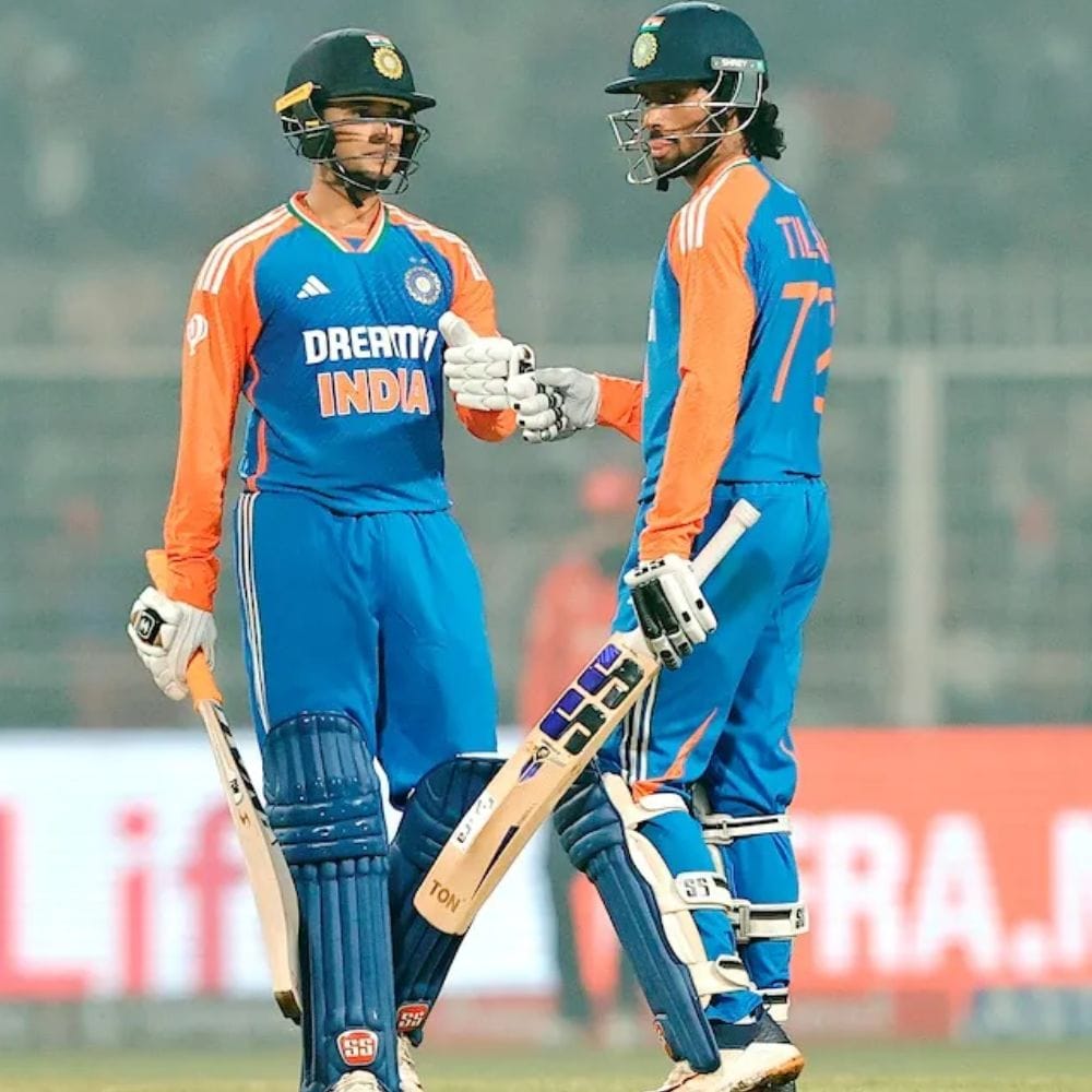 இந்த போட்டியில் திலக் வர்மா இன்னும் 5 சிக்ஸர்கள் அடித்தால், விராட் கோலியின் சாதனையை முறியடிக்க வேண்டும். அப்படிச் செய்தால், பாகிஸ்தானுக்கு எதிராக அதிக சிக்ஸர்கள் அடித்த இந்திய வீரர் என்ற பெருமையை திலக் வர்மா பெறுவார். அதேபோல், அபிஷேக் சர்மாவும் பாகிஸ்தானுக்கு எதிராக இன்னும் 5 சிக்ஸர்கள் அடிக்க வேண்டும். தற்போது இரு வீரர்களும் தலா 7 சிக்ஸர்கள் அடித்துள்ளனர்.