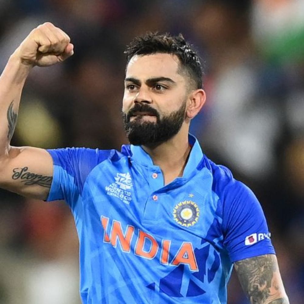 பாகிஸ்தானுக்கு எதிராக டி20 போட்டிகளில் அதிக சிக்ஸர்கள் அடித்த இந்திய பேட்ஸ்மேன் விராட் கோலி ஆவார். பாகிஸ்தானுக்கு எதிராக 11 டி20 போட்டிகளில் விளையாடி கோலி இதுவரை மொத்தம் 11 சிக்ஸர்கள் அடித்துள்ளார். இருப்பினும், கோலி இப்போது டி20 போட்டிகளில் இருந்து ஓய்வு பெற்றுவிட்டார். திலக் வர்மா மற்றும் அபிஷேக் சர்மா அவரை மிஞ்சும் வாய்ப்பு உள்ளது.