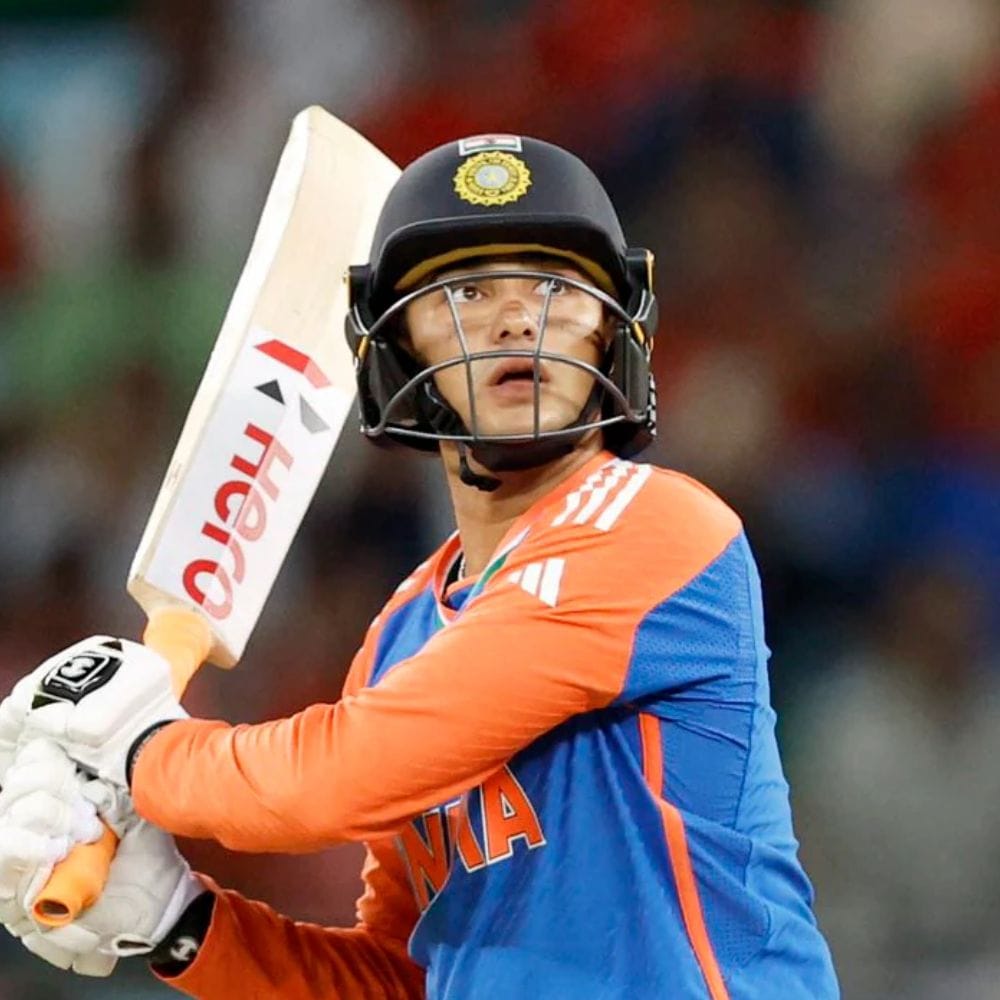 சமீபத்தில் அபிஷேக் சர்மா உடல்நலக்குறைவு காரணமாக நமீபியாவுக்கு எதிரான போட்டியில் பங்கேற்கவில்லை, பாகிஸ்தான் போட்டிக்கு முந்தைய நாள் அவருக்கு உடற்தகுதி சோதனை நடத்தப்படும். அதன்படி, பாகிஸ்தானுக்கு எதிரான போட்டியில் பங்கேற்பார் என இந்திய கேப்டன் சூர்யகுமார் யாதவ் தெரிவித்தார். எனவே, இந்த சாதனை படைக்க அபிஷேக் சர்மாவுக்கு வாய்ப்புள்ளது.