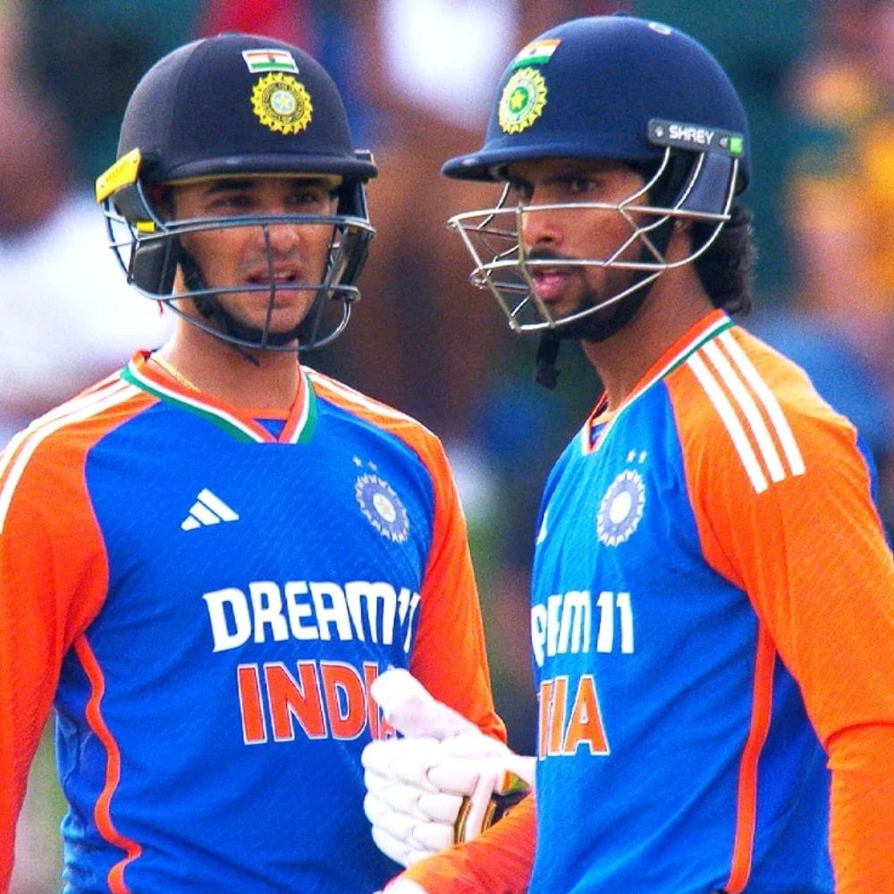 2026 டி20 உலகக் கோப்பையில் இந்தியா-பாகிஸ்தான் அணிகள் மோதும் போட்டியானது வருகின்ற 2026ம் தேதி பிப்ரவரி 15ம் தேதி கொழும்பில் நடைபெற உள்ளது. இந்தப் போட்டியில், இளம் வீரர்களான திலக் வர்மா மற்றும் அபிஷேக் சர்மா ஆகியோர் முன்னாள் இந்திய ஜாம்பவான் விராட் கோலியின் முக்கிய சாதனையை முறியடிக்க வாய்ப்பு உள்ளது. பாகிஸ்தானுக்கு எதிராக அதிக ரன்கள் எடுத்த வீரர்களின் பட்டியலில் இந்த வீரர்கள் முதலிடத்தை பிடிக்கலாம்.