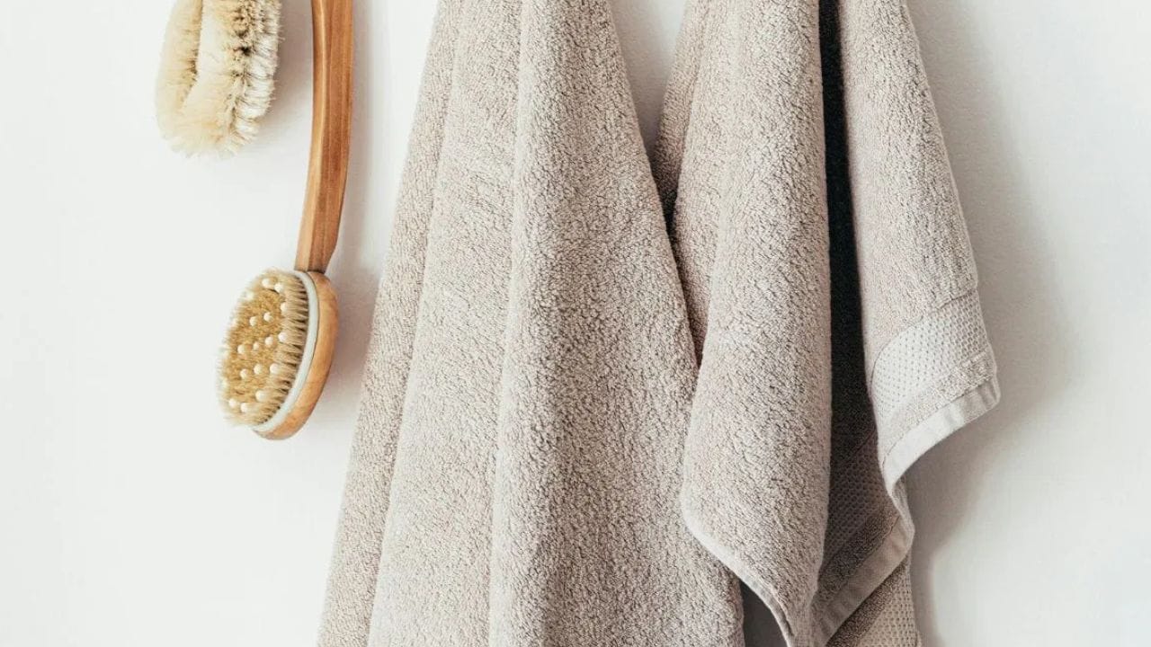 ஒவ்வொரு வீட்டிலும் துண்டுகள் பயன்படுத்தப்படுகின்றன. இருப்பினும், சிலர் ஒரே துண்டை பல நாட்கள் பயன்படுத்துகிறார்கள், இது சரியல்ல. உடலைத் துடைத்த பிறகு, துண்டு ஈரமாகிவிடும், மேலும் இந்த ஈரப்பதம் பாக்டீரியாக்களை எளிதில் ஈர்க்கிறது. மறுநாள் அதே துண்டை மீண்டும் பயன்படுத்துவது தோல் ஒவ்வாமையை ஏற்படுத்தும், குறிப்பாக உணர்திறன் வாய்ந்த சருமம் உள்ளவர்களுக்கு. எனவே துண்டை ஈரத்துடன் வைக்கக்கூடாது. அடிக்கடி துவைக்க வேண்டும்