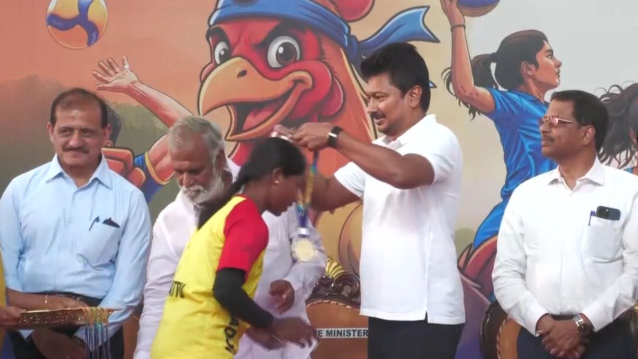 முதலமைச்சர் விளையாட்டு போட்டி.. வெற்றி பெற்ற மாணவர்களுக்கு பரிசு வழங்கிய துணை முதலமைச்சர்! முதலமைச்சர் விளையாட்டு போட்டி.. வெற்றி பெற்ற மாணவர்களுக்கு பரிசு வழங்கிய துணை முதலமைச்சர்!