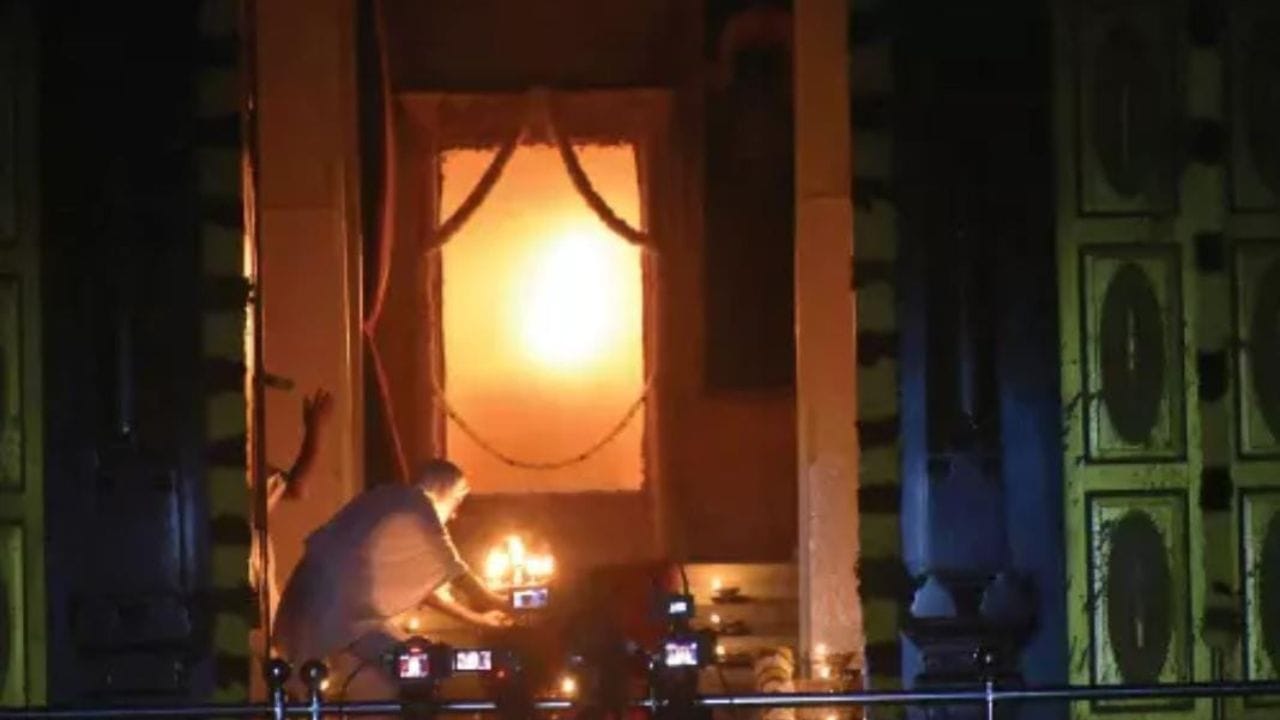 கடலூர் மாவட்டம்,  வடலூரில்  அருட்பிரகாச வள்ளலார் சத்தியஞான  சபையில்  155- ஆவது  தைப்பூச  விழா வெகு விமர்சையாக நடைபெற்றது.  விழாவில், (ஞாயிற்றுக்கிழமை) காலை  6 மணி, 10 மணி,  பிற்பகல் 1  மணி,  இரவு 7  மணி, 10  மணி  மற்றும்  திங்கள்கிழமை காலை 5:30  மணி  என 6 காலம் 7  திரை நீக்கி ஜோதி தரிசனம் நடைபெற்றது.  இந்த  விழாவை காண்பதற்காக  தமிழகம் மற்றும் இன்றி  பல்வேறு  பகுதிகளில் இருந்து  லட்சக்கணக்கான  பக்தர்கள்  வருகை தந்திருந்தனர். இன்று  நடைபெற்ற ஜோதி தரிசன விழாவில்  பக்தர்கள்  கடும் குளிரையும் பொருட்படுத்தாமல்  ஜோதி தரிசனம்  செய்தனர்.