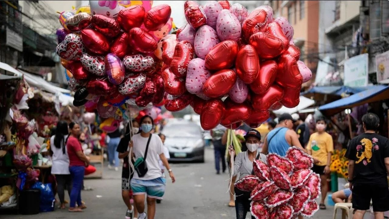 அதற்கடுத்த காலக்கட்டங்களில் ஐரோப்பாவில் சிவப்பு நிறம் காதலின் அடையாளமாக உறுதிப்படுத்தப்பட்டது. வீனஸுடன் இணைக்கப்பட்ட சிவப்பு ரோஜா, காதலின் பரிசாக மாறியது. ஆண்கள் தங்கள் காதலை பிரதிபலிக்க சிவப்பு நிற ஆடைகள் அணிந்தனர். கவிஞர்கள், காதல் உணர்வின் அடையாளமாக முகம் சிவப்பாக மாறுவது குறித்து கவிதைகள் எழுதினர் . இதனால் சிவப்பு உணர்வுகளை வெளிப்படுத்தும் ஒரு மொழி ஆக இருந்தது.