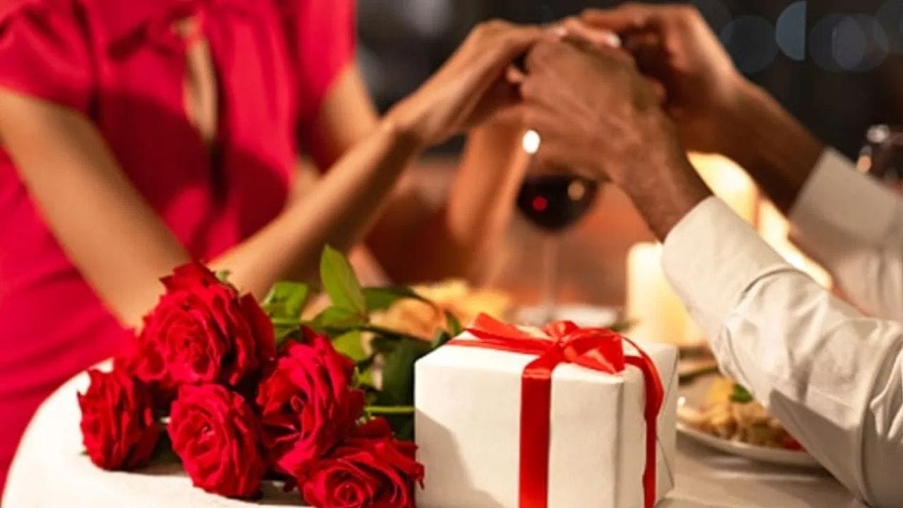 சிவப்பு நிறம் மனித உணர்ச்சிகளில் நேரடியான தாக்கத்தை ஏற்படுத்துகிறது.  சிவப்பு நிறம் இதயத் துடிப்பை அதிகரித்து, உற்சாகத்தையும் கவன ஈர்ப்பையும் தூண்டும் தன்மை கொண்டது. சிவப்பு நிற உடை அணிந்தவர்கள் அதிக தன்னம்பிக்கையுடனும், கவர்ச்சியுடனும் தோன்றுவதாகப் பார்க்கப்படுகின்றனர். இந்த உளவியல் தாக்கமே, வாலண்டைன்ஸ் டே பரிசுகள் மற்றும் அலங்காரங்களில் சிவப்பை முதன்மை நிறமாக மாற்றியுள்ளது.