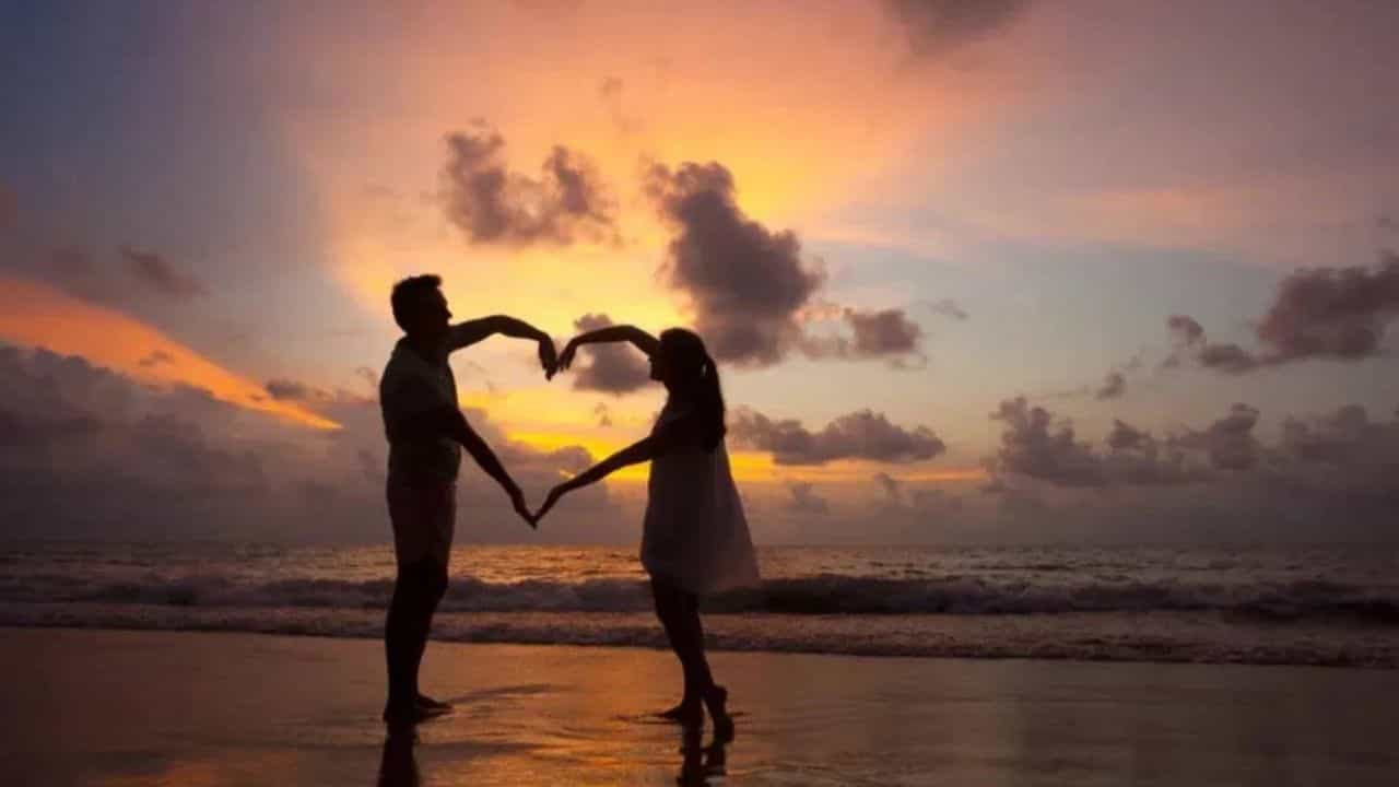 Valentines Day: பார்ட்னருடன் காதலை வலுப்படுத்த.. காதலர் தினத்தில் இப்படி சர்ப்ரைஸ் பண்ணுங்க!