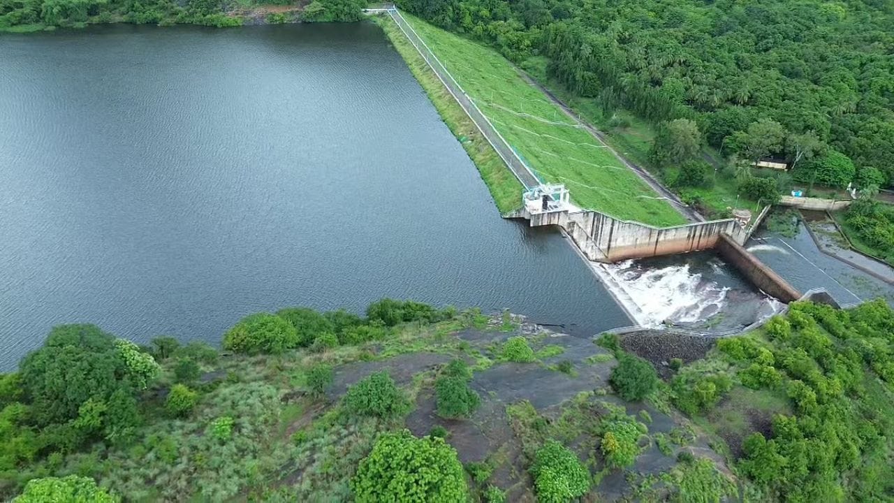 தமிழகத்தில்  கோடைகாலம்  நெருங்கி வருகிறது. இந்த காலத்தில் வெயிலின் தாக்கம் அதிகரித்து காணப்படும்.  இதனால்,  விடுமுறையில் வீட்டில் இருக்கும் பொதுமக்கள்  குளிர்ச்சியான சீதோசன நிலை  நிலவி வரும்  சுற்றுலா தலங்களான  கொடைக்கானல்,  ஊட்டி,  மூணார்  உள்ளிட்ட  பகுதிகளுக்கும்  நீர்  நிலைகள் சார்ந்திருக்கும் பகுதிகளுக்கும் படையெடுத்து வருவார்கள். இந்த நிலையில்,  தமிழகத்தில்  நமக்கு பெரிதளவில் தெரியாமல்  மறைந்திருக்கும் சிறந்த சுற்றுலா தலங்கள் ஏராளமான  உள்ளன.