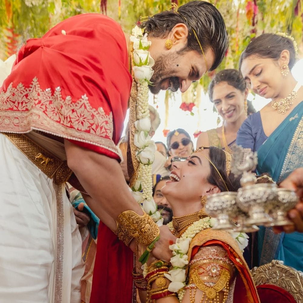 விஜய் தேவரகொண்டா  மற்றும் ராஷ்மிகா மந்தனா இருவரின் திருமணம் நேற்று (26/02/2026) தேதியில் உதய்பூரில் உள்ள அரண்மனையில் மிகவும் பிரம்மாண்டமாக நடைபெற்றிருந்தது. இவர்கள் இருவரின் திருமணத்திற்கு உறவினர்கள் உட்பட பல்வேறு பிரபலங்களும் கலந்துகொண்டிருந்தனர். தெலுங்கு முறைப்படி, ராஜா மற்றும் ராணியின் திருமணத்தை போலவே மிகவும் சிறப்பாக நடைபெற்றிருந்தது.