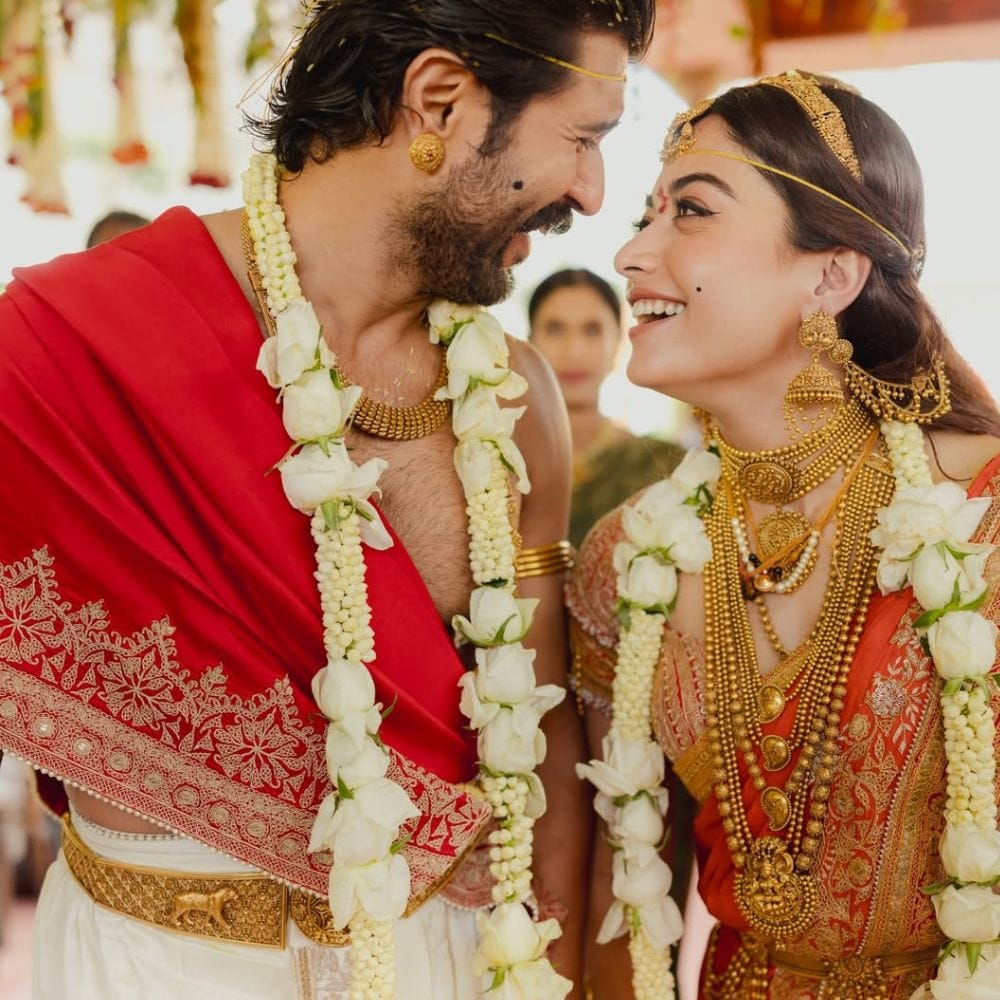 தெலுங்கு சினிமாவில் மிகவும் பிரபலமான கதாநாயகனாக இருந்துவருபவர் விஜய் தேவரகொண்டா. இவரும் நடிகை ராஷ்மிகா மனிதனா இருவருமே, சினிமாவின் ஆரம்பத்தில் சிறந்த நண்பர்களாக இருந்த நிலையில், காதலர்களாக மாறி திருமண பந்தத்தில் இணைந்துள்ளனர். இவர்களின் திருமணத்திற்கு பல்வேறு பிரபலங்களும் வாழ்த்துக்களை தெரிவித்து வருகின்றனர்.