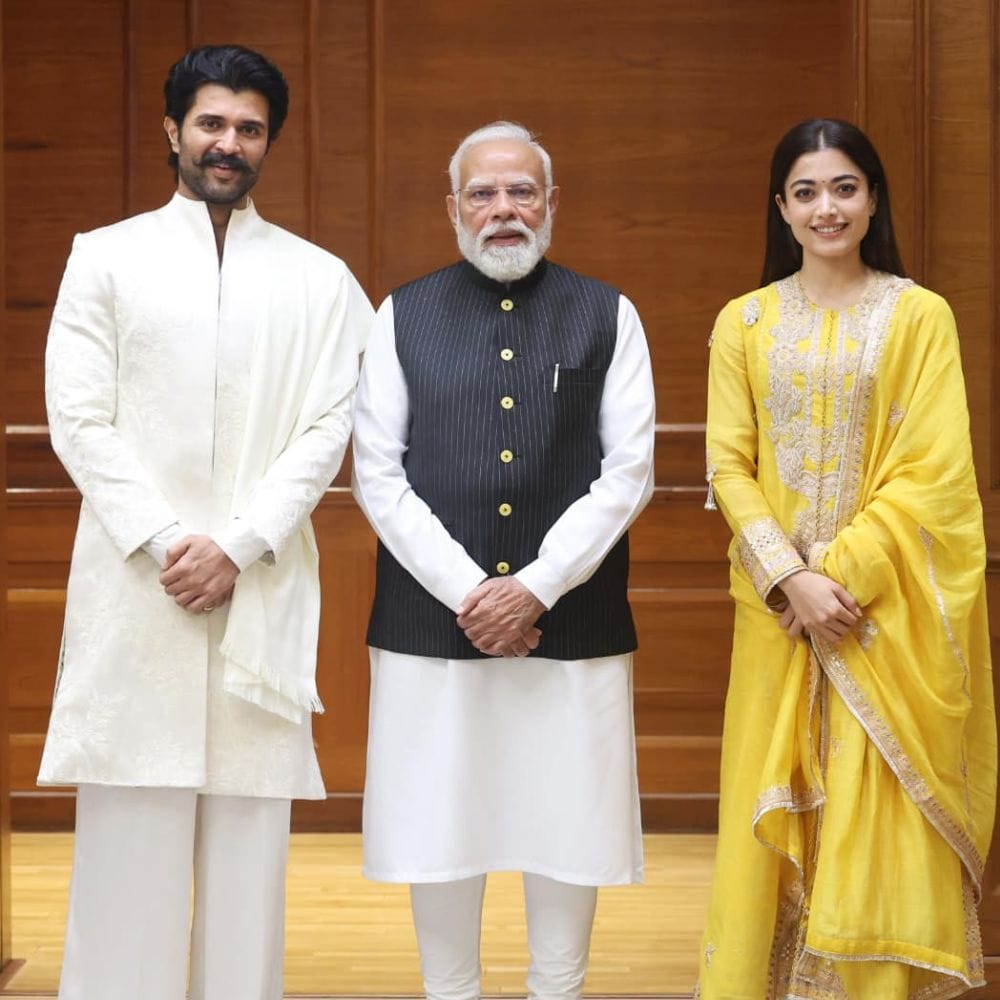 நேற்று விரோஷ் தம்பதியின் திருமணம் மிக பிரமாண்டமாக நடைபெற்றிருந்த நிலையில், வரும் 2025 மார்ச் 4ம் தேதியில், ஹைதராபாத்தில் உள்ள பஞ்சாரா ஹில்ஸ் தாஜ் கிருஷ்ணா என்ற பகுதியில் இவர்களின் திருமண வரவேற்பு நிகழ்ச்சி மிகவும் பிரம்மாண்டமாக நடைபெறவுள்ளதாம்.