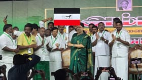 வி.கே.சசிகலா தொடங்கிய கட்சிக்கு இதுதான் பெயரா… வெளியான ரகசிய தகவல்!...