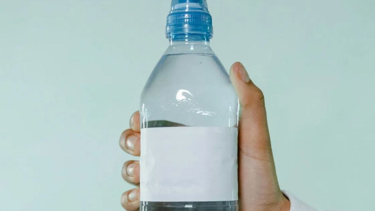 கோடை காலத்தில் தண்ணீர் பாட்டில்கள் அதிகமாகப் பயன்படுத்தப்படுகின்றன. அவை அடிக்கடி மீண்டும் நிரப்பப்பட்டு குளிர்சாதன பெட்டியில் சேமிக்கப்படுகின்றன. எனவே, பலர் இரண்டு அல்லது மூன்று நாட்களுக்கு ஒரு முறை மட்டுமே தங்கள் தண்ணீர் பாட்டில்களை நன்கு கழுவுகிறார்கள். இருப்பினும், இதைச் செய்யக்கூடாது. தண்ணீர் பாட்டில்களை சோப்புடன் நன்கு கழுவி, தினமும் மீண்டும் நிரப்ப வேண்டும்.