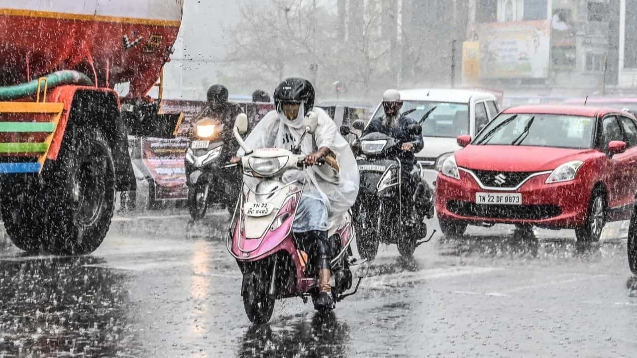 தமிழகத்தில் லேசான மழைக்கு வாய்ப்பு.. அதிகாலையில் நிலவும் பனிமூட்டம்.. தமிழகத்தில் லேசான மழைக்கு வாய்ப்பு.. அதிகாலையில் நிலவும் பனிமூட்டம்..