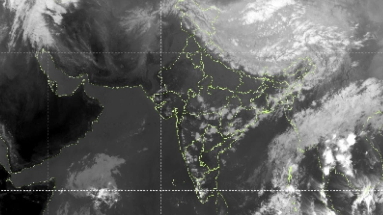 தெற்கு கேரள கடலோரப்பகுதிகளுக்கு அப்பால் உள்ள தென்கிழக்கு அரபிக்கடல் பகுதிகளின் மேல் ஒரு வளிமண்டல கீழடுக்கு சுழற்சி நிலவுகிறது. இதன் காரணமாக, தென் தமிழகத்தில் ஒருசில இடங்களிலும், வட தமிழகத்தில் ஓரிரு இடங்களிலும், புதுவை மற்றும் காரைக்கால் பகுதிகளிலும் இடி மின்னலுடன் கூடிய, லேசானது முதல் மிதமான மழை  பெய்யக்கூடும். 
