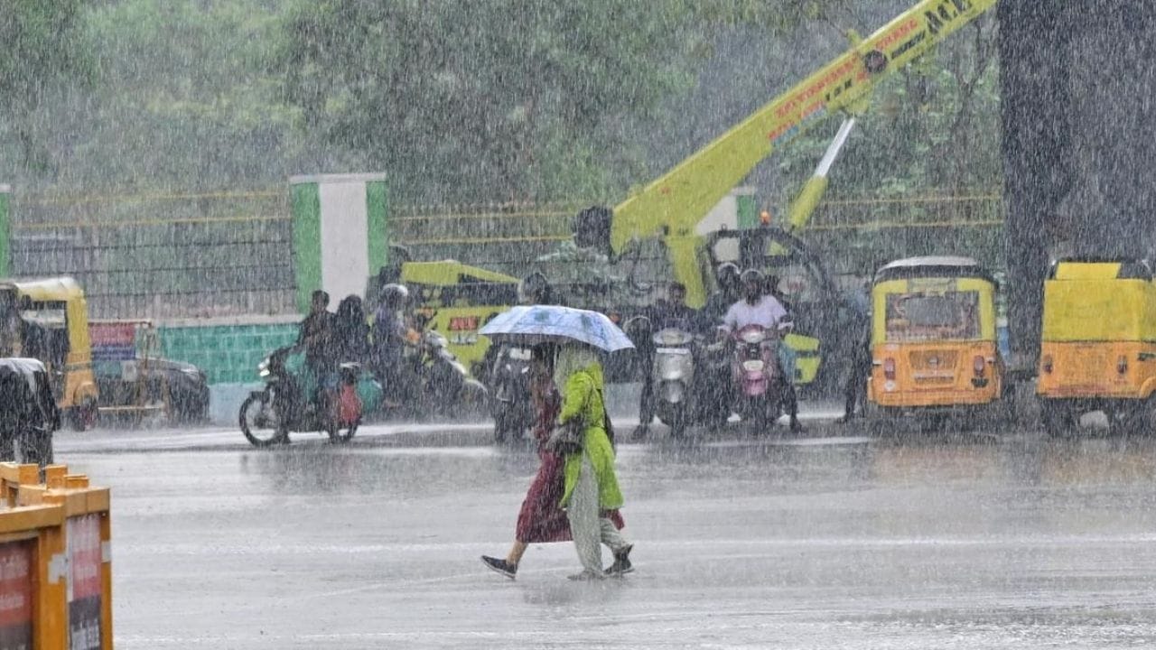 01-03-2026: தென் தமிழகம் மற்றும் மேற்குதொடர்ச்சி மலை மாவட்டங்களில் ஓரிரு இடங்களில், லேசான மழை பெய்யக்கூடும். ஏனைய தமிழகம், புதுவை மற்றும் காரைக்கால் பகுதிகளில் வறண்ட வானிலை நிலவக்கூடும்.