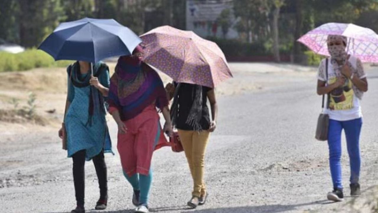 இயல்பு நிலையிலிருந்து அதிகபட்ச வெப்ப அளவின் வேறுபாடு: 24-02-2026 முதல் 28-02-2026 வரை: தமிழகம், புதுவை மற்றும் காரைக்கால் பகுதிகளில் அதிகபட்ச வெப்பநிலை ஓரிரு இடங்களில், இயல்பை விட 2-3° செல்சியஸ் வரை அதிகமாக இருக்கக்கூடும்.