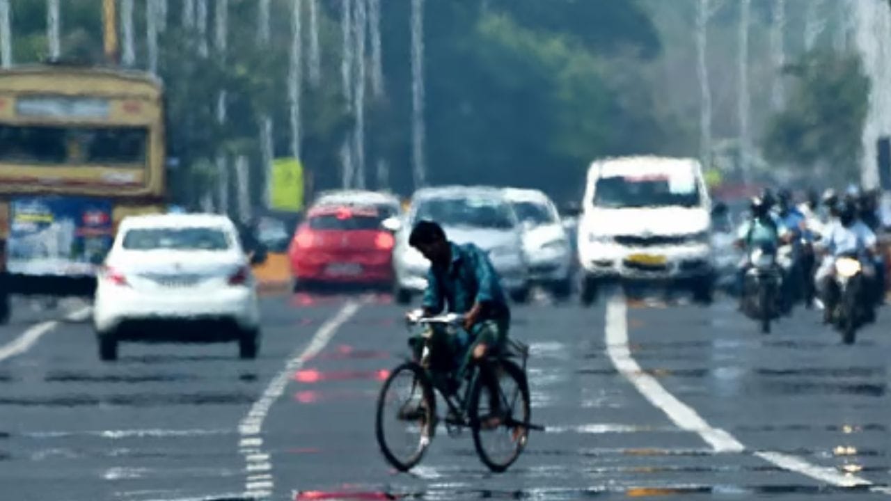 சென்னை மற்றும் புறநகர் பகுதிகளில் வானம் ஓரளவு மேகமூட்டத்துடன் காணப்படும். அதிகாலை வேளையில் ஓரிரு இடங்களில் லேசான பனிமூட்டம் காணப்படும். அதிகபட்ச வெப்பநிலை 31° செல்சியஸை ஒட்டியும், குறைந்தபட்ச வெப்பநிலை 21-22° செல்சியஸை ஒட்டியும்  இருக்கக்கூடும்.