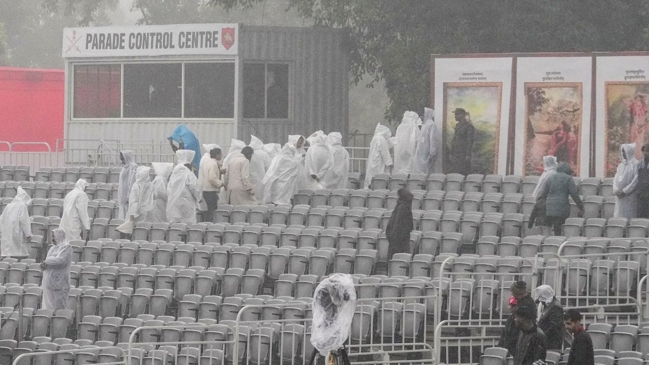 22ஆம் தேதி, தமிழகத்தில் ஒருசில இடங்களிலும், புதுவை மற்றும் காரைக்கால் பகுதிகளிலும்  லேசானது முதல் மிதமான மழை  பெய்யக்கூடும். தென்காசி, திருநெல்வேலி மற்றும் கன்னியாகுமரி மாவட்டங்களில் ஓரிரு இடங்களில் இடி, மின்னலுடன் கூடிய கனமழை  பெய்யக்கூடும்.