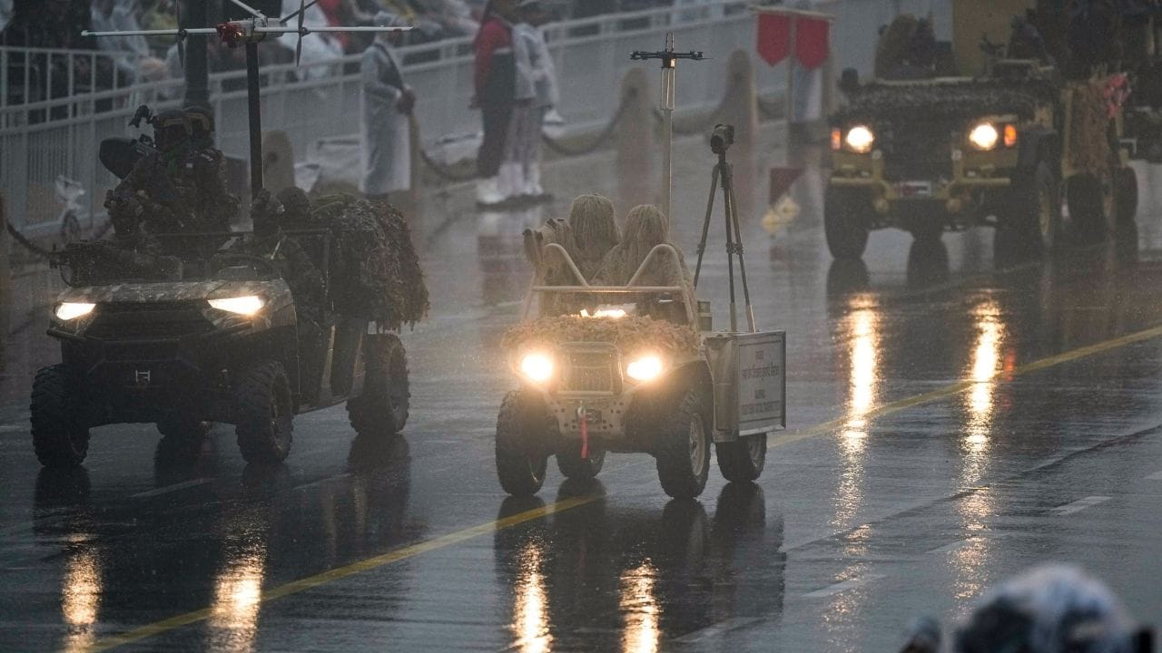 அதேபோல், 19 ஆம் தேதி,  தென் தமிழக கடலோர மாவட்டங்கள், டெல்டா மாவட்டங்கள் மற்றும் காரைக்கால் பகுதிகளில் ஓரிரு இடங்களில் லேசானது முதல் மிதமான மழை  பெய்யக்கூடும். இதர தமிழகம் மற்றும் புதுவையில்  வறண்ட வானிலை நிலவக்கூடும். 20 ஆம் தேதி, தமிழகத்தில் ஒருசில இடங்களிலும், புதுவை மற்றும் காரைக்கால் பகுதிகளிலும்  லேசானது முதல் மிதமான மழை  பெய்யக்கூடும்.