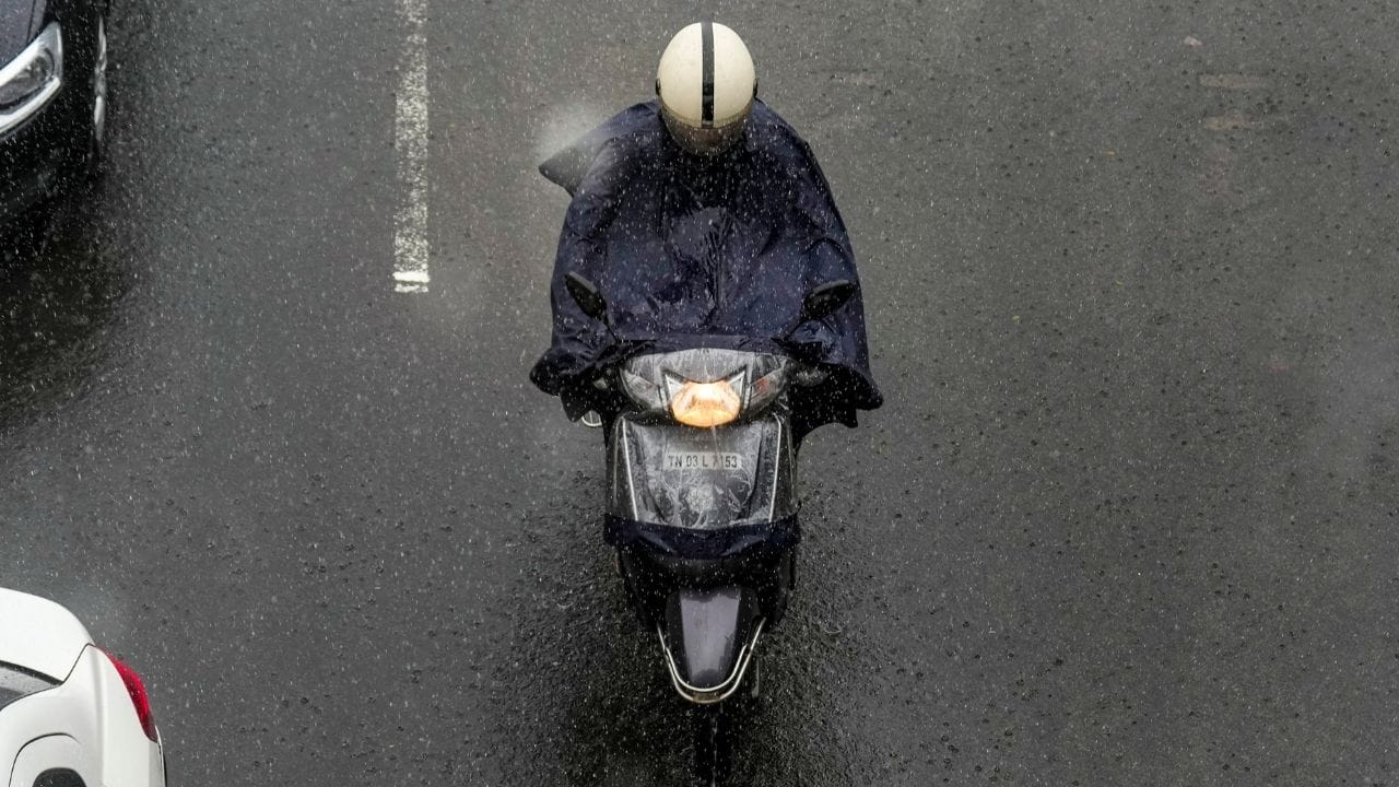 02-03-2026: தென் தமிழக கடலோர மாவட்டங்களில் ஓரிரு இடங்களில், லேசான மழை பெய்யக்கூடும். ஏனைய  தமிழகம், புதுவை  மற்றும் காரைக்கால் பகுதிகளில் வறண்ட வானிலை நிலவக்கூடும். 03-03-2026: தென் தமிழக கடலோர மாவட்டங்கள், டெல்டா  மாவட்டங்களில் (தஞ்சாவூர், திருவாரூர், நாகப்பட்டினம், மயிலாடுதுறை, புதுக்கோட்டை   மற்றும் காரைக்கால் பகுதிகள்) ஓரிரு இடங்களில், லேசான மழை பெய்யக்கூடும். ஏனைய  தமிழகம் மற்றும் புதுவையில் வறண்ட வானிலை நிலவக்கூடும்.