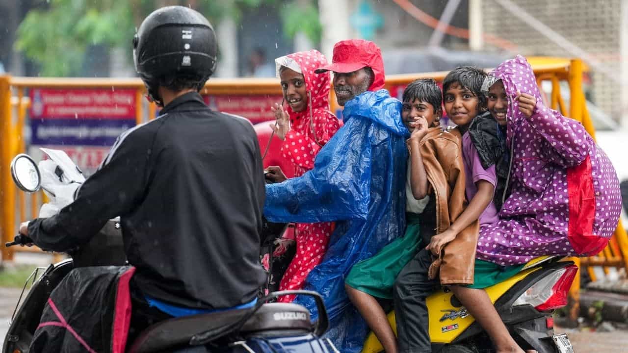 6 மாவட்டங்களுக்கு கனமழை எச்சரிக்கை.. இன்னும் எத்தனை நாட்களுக்கு மழை தொடரும்? 6 மாவட்டங்களுக்கு கனமழை எச்சரிக்கை.. இன்னும் எத்தனை நாட்களுக்கு மழை தொடரும்?