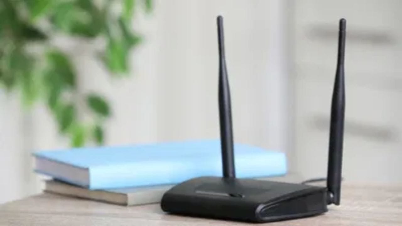 தற்போதைய நிலவரப்படி இந்த ஒட்டுமொத்த உலகமுமே இணையத்தில் தான் இயங்கிக்கொண்டு இருக்கிறது. வீடுகள், கடைகள், ரயில் நிலையங்கள் என அனைத்து இடங்களிலும் நெட்வொர்க் வசதி உள்ளது. நெட்வொர்க் வசதி இல்லாத இடங்களை பார்ப்பதே தற்போது அரிதாகிவிட்டது.