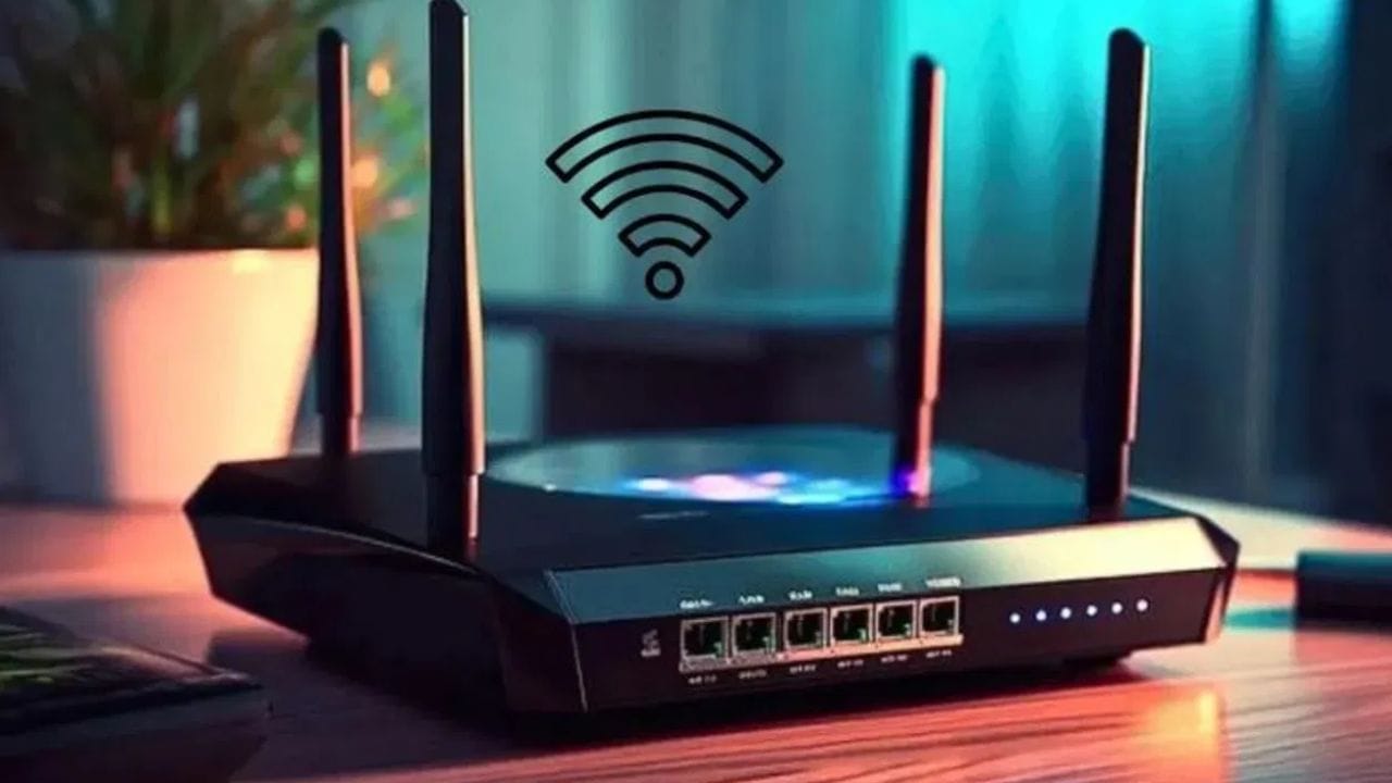 ஸ்மார்ட்போனின் வைஃபை செட்டிங்ஸ் பகுதிக்கு சென்று அங்கு இணைக்கப்பட்டு இருக்கும் வைஃபை பக்கத்தில் இருக்கும் பெயரை கிளிக் செய்தால் ஷேர் என்ற ஆப்ஷன் தோன்றும். அதனை தொட்ட உடன், உங்கள் ஸ்மார்ட்போன் திரையில் ஒரு கியூஆர் கோடு தோன்றும்.