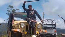 ஜீப்பில் அமர்ந்தவாறு வாளுடன் போஸ்.. கையில் காப்பு போட்டு அழைத்து சென்ற போலீசார்.. நடந்தது என்ன!