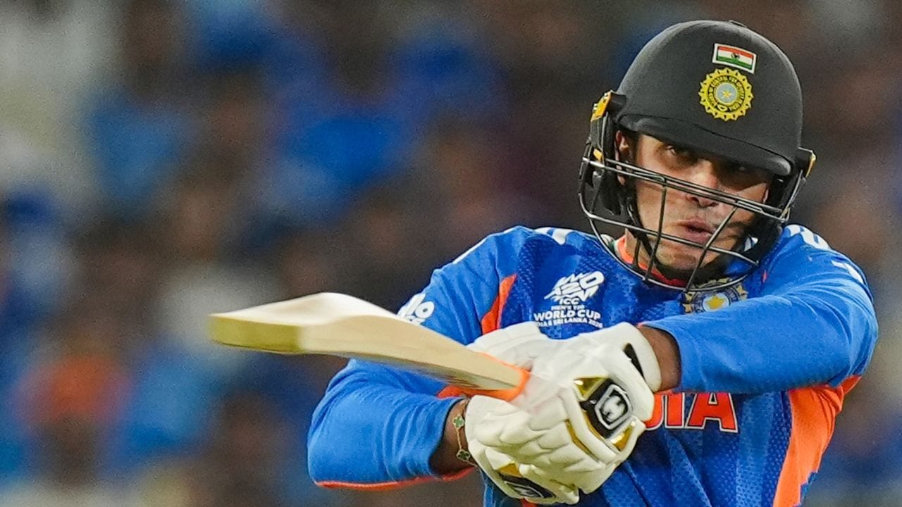 மேலும் பேசிய அவர், சமூக வலைதளங்களை எனது போனில் இருந்து நீக்கியது எனக்கு மன அமைதியைக் கொடுத்தது என்றார். ரசிகர்கள் உங்கள் மீது அதிக எதிர்பார்ப்பு வைப்பார்கள். சில நேரங்கள் உங்களால் அதனை காப்பாற்ற முடியும். சில நேரங்களில் முடியாது. விமர்சனங்களை கேடக வேண்டும் ஆனால் அதனை மனதில் கொள்ளக்கூடாது என்றார்.