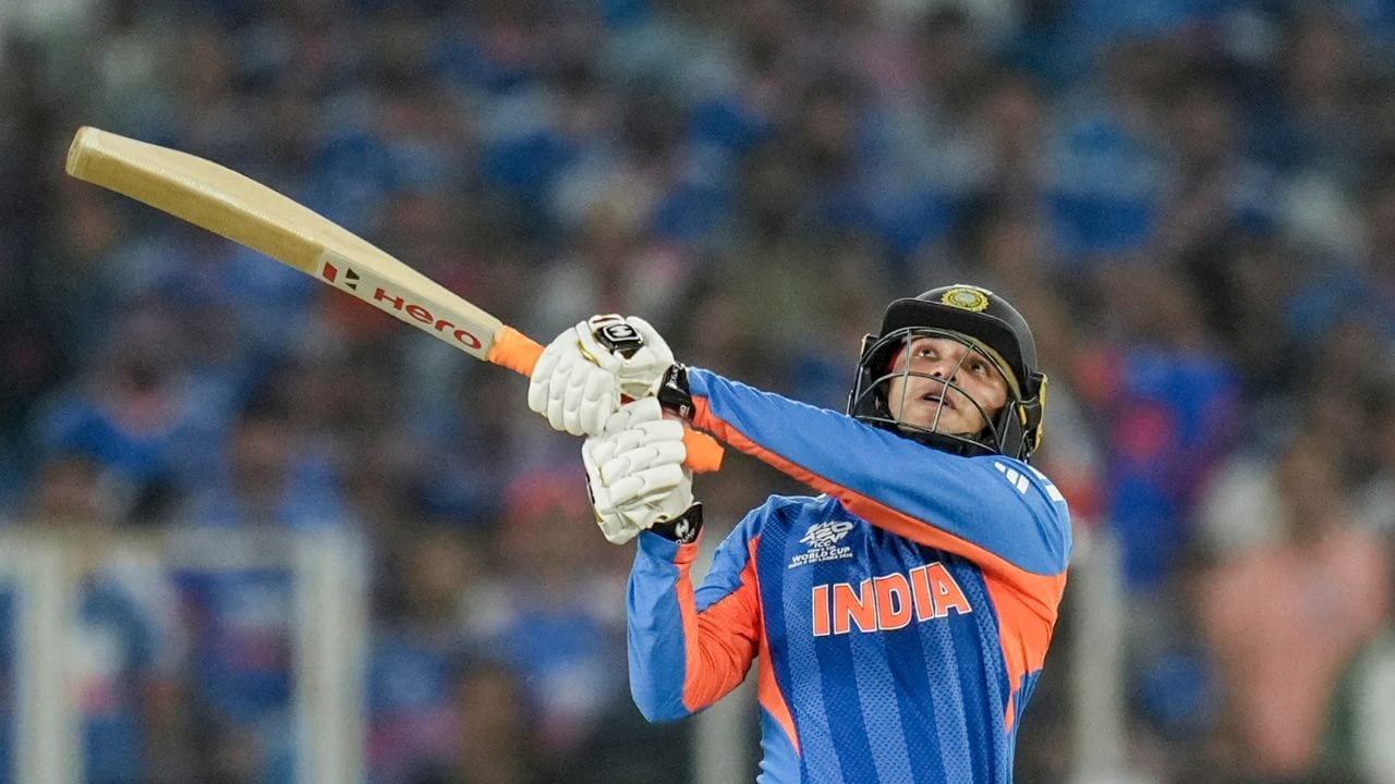 இது தொடர்பாக இந்தியா டுடே நிகழ்ச்சியில் பேசிய அபிஷேக் சர்மா, 3 போட்டிகளில் டக் அவுட் ஆன போது அணியின் கேப்டன் சூர்யகுமார் யாதவ், தலைமை பயிற்சியாளர் கவுதம் காம்பீர், மற்றும் ஆல்ரவுண்டர் ஹர்திக் பாண்ட்யா ஆகியோர் என்னிடம், சோஷியல் மீடியாவை போனில் நீக்குமாறு அறிவுரை வழங்கினர் என்று தெரிவித்தார்.