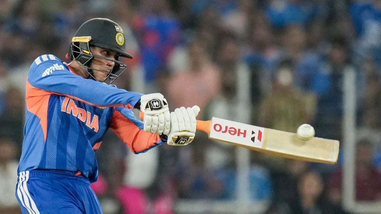 இந்த சூழ்நிலையில் அபிஷேக் மனதளவில் மிகவும் பாதிக்கப்பட்டதாக கூறப்படுகிறது. குறிப்பாக நெதர்லாந்து அணிக்கு எதிரான போட்டிக்கு பிறகு அவர் மன அழுத்தத்தில் இருந்ததாகவும் அவரை இந்திய சீனியர் வீரர்கள் உற்சாகப்படுத்தியதாகவும் அபிஷேக் சர்மா தெரிித்துள்ளார்.