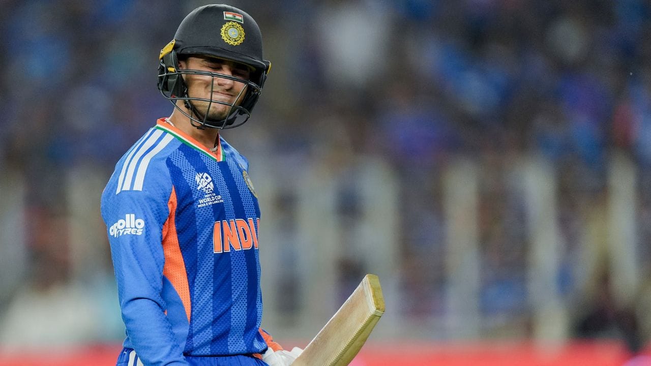 பிரபல கிரிக்கெட் வீரர் அபிஷேக் சர்மா டி20 உலகக் கோப்பையின் போது அமெரிக்கா, பாகிஸ்தான் மற்றும் நெதர்லாந்து அணிகளுக்கு எதிரான முதல் 3 போட்டிகளிலும் அவர் ரன் எதுவும் எடுக்காமல் டக் அவுட் ஆகி வெளியேறினார். இதனால் அவர் ஃபார்ம் மீது கடுமையான விமர்சனங்கள் எழுந்தன. 
