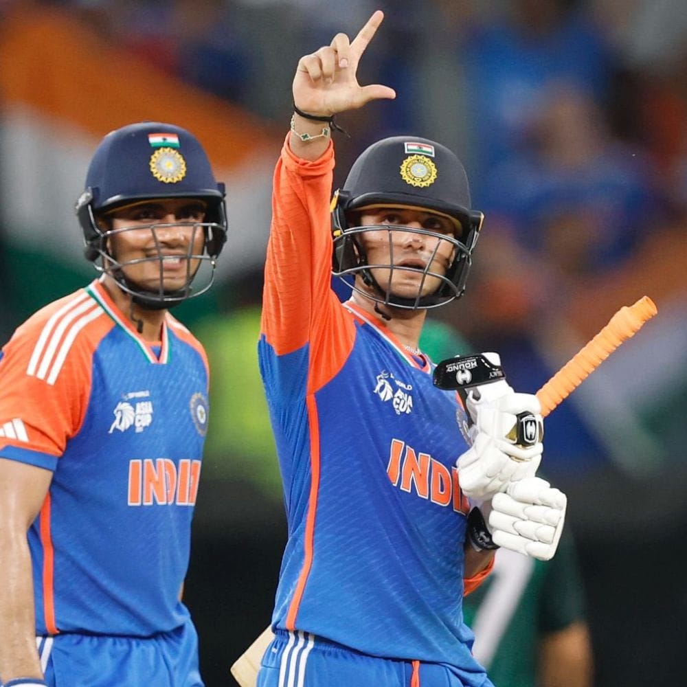 2026 டி20 உலகக் கோப்பை இந்தியாவிற்கு எதிரான அரையிறுதி போட்டியில் டாஸ் வென்ற இங்கிலாந்து முதலில் பந்து வீசத் தேர்வு செய்தது. ரெஹான் அகமதுவுக்குப் பதிலாக ஜேமி ஓவர்டன் அணிக்குத் திரும்புவதாக கேப்டன் ஹாரி புரூக் அறிவித்தார். இந்திய கேப்டன் சூர்யகுமார் யாதவ் வபிளேயிங் லெவன் அணியில் எந்த மாற்றமும் செய்யவில்லை. அதன்படி, அபிஷேக் சர்மா மீது பல்வேறு விமர்சனங்கள் இருந்த போதிலும், அணி நிர்வாகம் அவர் மீது நம்பிக்கை வைத்தது. 