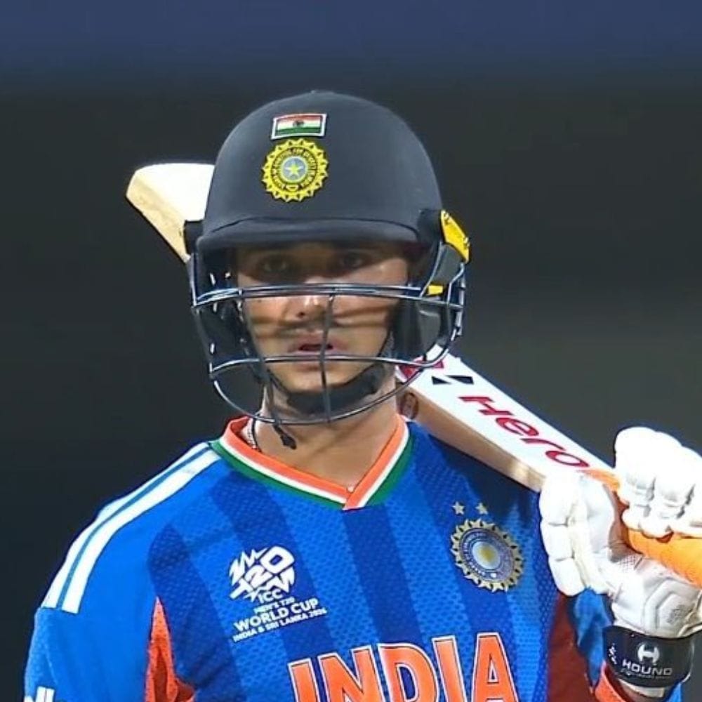 2026 டி20 உலகக் கோப்பையில் அபிஷேக் சர்மா தனது 5 இன்னிங்ஸ்களில் ஆஃப்-ஸ்பின்னர்களுக்கு எதிராக 27 பந்துகளில் வெறும் 29 ரன்கள் எடுத்தார். இதன்போது, அவரது ஸ்ட்ரைக் ரேட் 107.40 ஆக இருந்தது. இதற்கிடையில், அபிஷேக் ஆஃப்-ஸ்பின்னர்களுக்கு எதிராக 3வது முறையாக தனது விக்கெட்டை இழந்தார். அரையிறுதியில், அபிஷேக் சர்மா வில் ஜாக்ஸ் பந்துவீச்சில் ஆட்டமிழந்தார்.