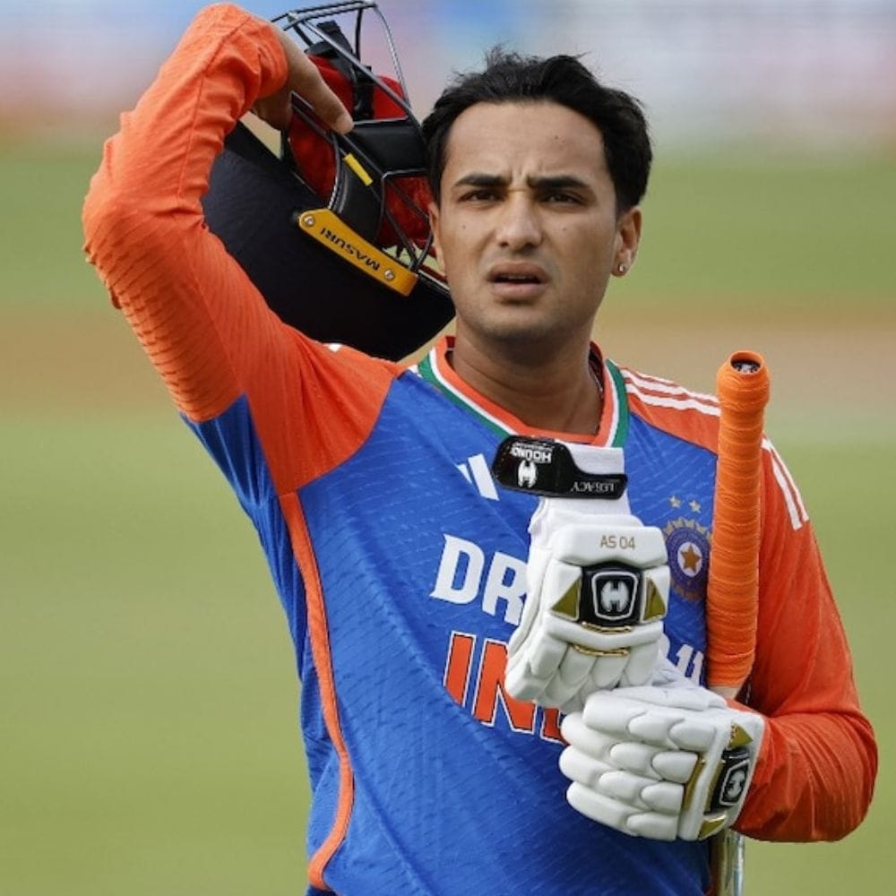 ஜிம்பாப்வேக்கு எதிரான சூப்பர் எட்டு போட்டியில் களமிறங்கிய அபிஷேக் சர்மா 55 ரன்கள் எடுத்தார். இதன்பிறகு, அபிஷேக்  சர்மா தனது இழந்த ஃபார்மை மீண்டும் பெறுவார் என்று தோன்றியது. ஆனால் வெஸ்ட் இண்டீஸ் அணிக்கு எதிராக 10 ரன்களிலும், தற்போது இங்கிலாந்து அணிக்கு எதிராக 9 ரன்களில் ஆட்டமிழந்து வெளியேறினார்.