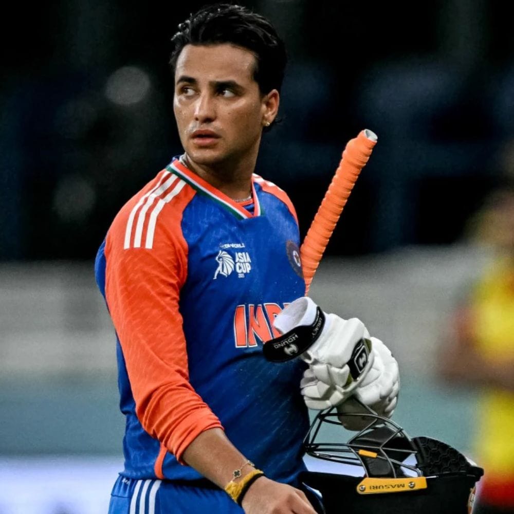 இதுவரை நடந்த டி20 உலகக் கோப்பையில் 7 போட்டிகளில் அபிஷேக் 7 இன்னிங்ஸ்களில் பேட்டிங் செய்து 12.71 என்ற மோசமான சராசரியுடன் 89 ரன்கள் எடுத்துள்ளார். இந்தக் காலகட்டத்தில், அபிஷேக் சர்மா ஒரு அரை சதம் மட்டுமே அடித்துள்ளார். இந்த 7 இன்னிங்ஸ்களில் மூன்றில், அபிஷேக் ஒரு ரன் கூட எடுக்காமல் ஆட்டமிழந்துள்ளார்.