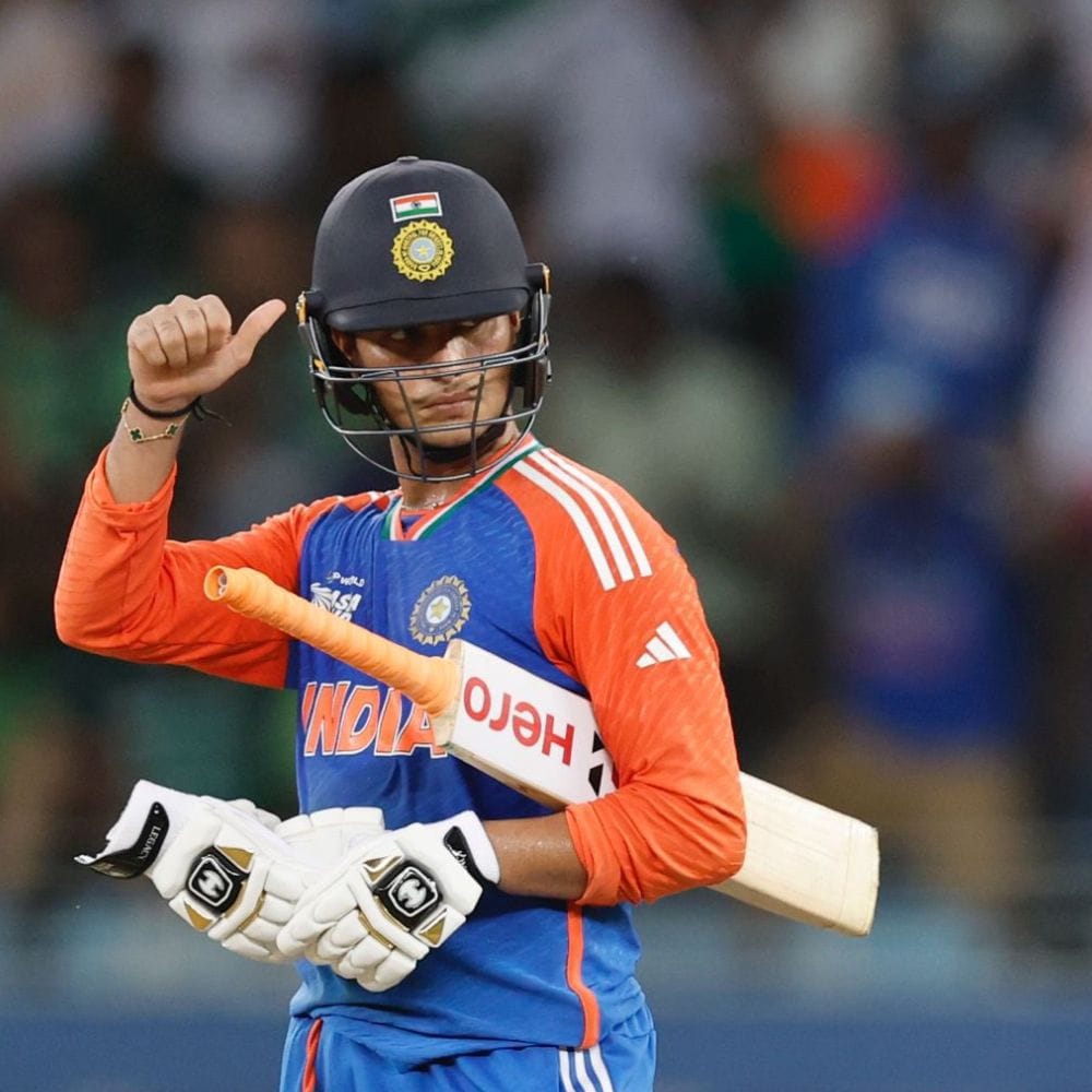 நடப்பு 2026 டி20 உலகக் கோப்பையில் அபிஷேக் சர்மா தனது முதல் 3 போட்டிகளில் டக் அவுட்டானார். அதாவது, அமெரிக்கா, பாகிஸ்தான் மற்றும் நெதர்லாந்துக்கு எதிராக ரன் எதுவும் எடுக்காமல் வெளியேறினார். உடல்நலக்குறைவு காரணமாக, நமீபியாவுக்கு எதிரான போட்டியில் அவரால் விளையாட முடியவில்லை.