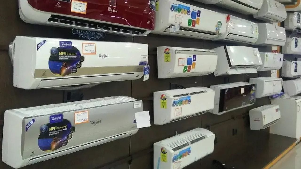 உங்கள் ஏசியின் திறன் உங்கள் அறையின் அளவை அடிப்படையாகக் கொண்டே தீர்மானிக்கப்பட வேண்டும். 120 சதுர அடி பரப்பளவு கொண்ட ஒரு சிறிய அறைக்கு, 1 டன் ஏசி சரியான தேர்வாகும். நடுத்தர அளவுள்ள அறைக்கு, 1.5 டன் ஏசி பொருத்தமானது. சற்றுப் பெரிய அறைகளுக்கு, 2 டன் ஏசி சரியான தேர்வாக இருக்கும்.