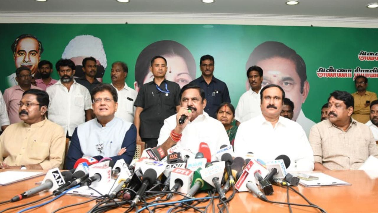 அதிமுகவில் 42 புது முகங்கள், 17 பெண்களுக்கு வாய்ப்பு..