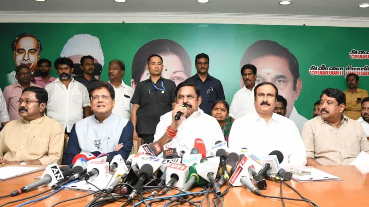 அதிமுகவில் 42  புது முகங்கள், 17 பெண்களுக்கு வாய்ப்பு.. 13 எம்எல்ஏக்களுக்கு சீட் மறுப்பு!!