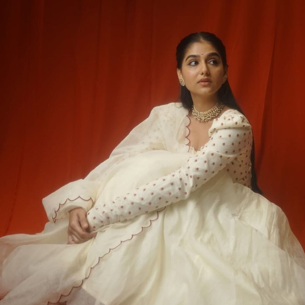 தென்னிந்திய சினிமாவில் தற்போது இளம் கதாநாயகியாக பிரபலமாகிவருபவர் அனஸ்வரா ராஜன். இவர் மலையாளம் சினிமாவின் மூலம் குழந்தை நட்சத்திரமாக நுழைந்த நிலையில், தற்போது இளம் நடிகையாக கலக்கிவருகிறார். மலையாளம் சினிமாவை கடந்து தற்போது, தமிழ் மற்றும் தெலுங்கு போன்ற மொழிகளிலும் நடிக்க தொடங்கியுள்ளார். 
