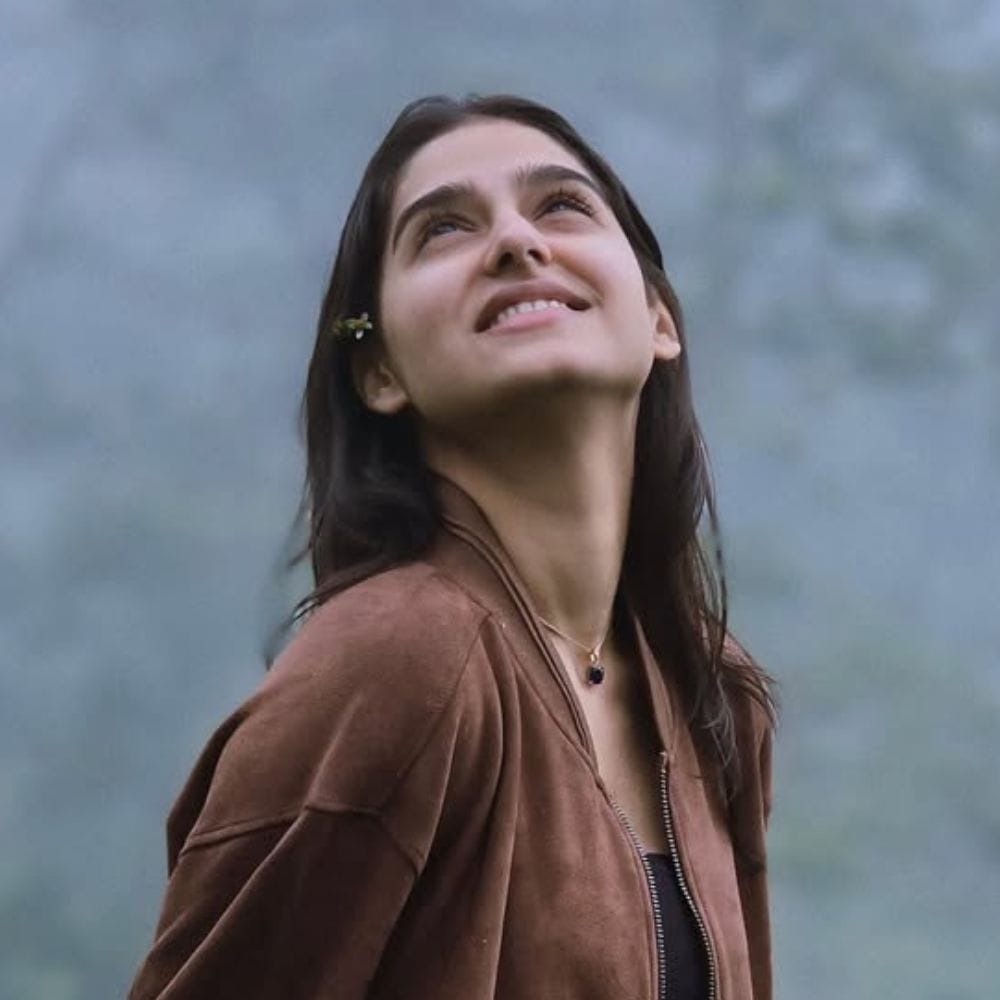 இவ்வாறு தென்னிந்திய மொழிகளில் தொடர்ந்து அடுத்தடுத்த திரைப்படங்களில் நடிகை அனஸ்வரா ராஜன் நடிக்க தொடங்கியுள்ளார். மமிதா பைஜூவிற்கு இணையாக, புது புது படங்களில் ஒப்பந்தமாகிவருகிறார் என்பது குறிப்பிடத்தக்கது. இந்நிலையில் நேர்காணல் ஒன்றில் பேசியிருந்த நடிகை அனஸ்வரா ராஜன், தமிழில் பிரபல நடிகரின் பெயரை கூறி, அந்த நடிகரின் மிகப்பெரிய ரசிகை என வெளிப்படையாக தெரிவித்துள்ளார்.